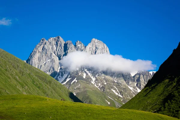 Вид на красиві гірські долини Chauchi — стокове фото