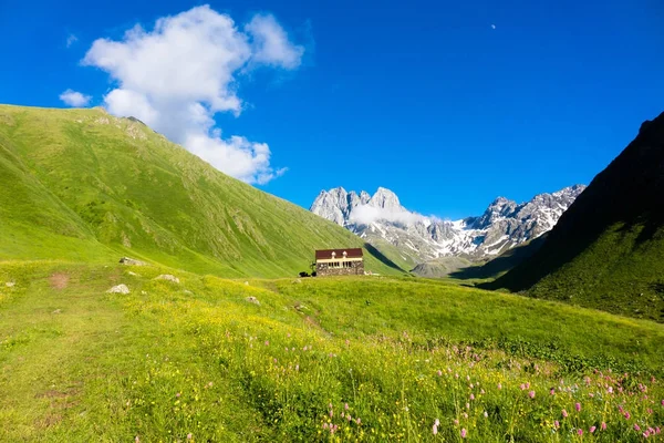 Obóz górski w pięknej górskiej dolinie Chauchi — Zdjęcie stockowe