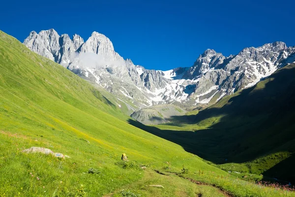 Bergslandskap toppar i Chauchi — Stockfoto