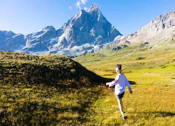 Junges Mädchen tanzt in der Nähe von See in den Bergen. — Stockfoto