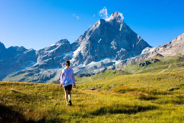 Junges Mädchen tanzt in der Nähe von See in den Bergen. — Stockfoto