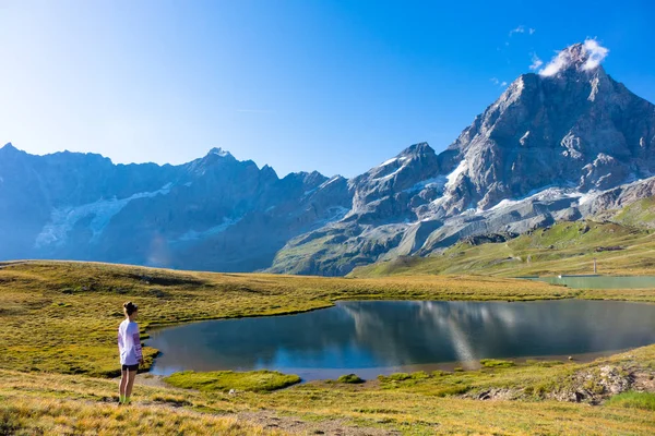 Junges Mädchen tanzt in der Nähe von See in den Bergen. — Stockfoto