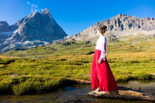 Young girl dancing near lake in mountains. — Stock Photo, Image