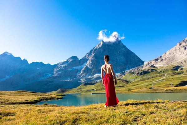 Young girl dancing near lake in mountains. — Stock Photo, Image