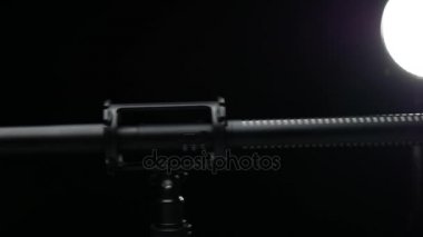 Koyu arka plan üzerinde siyah shotgun mikrofon. Kaymak vurdu. 4k.