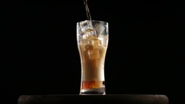 Buzlu cam dökülen kola. Buz ile soğuk kola bardak.
