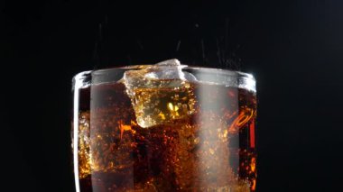 Cola buz arka plan ile. Büyük bir bardak soğuk kola ile buz küpleri yakın çekim.