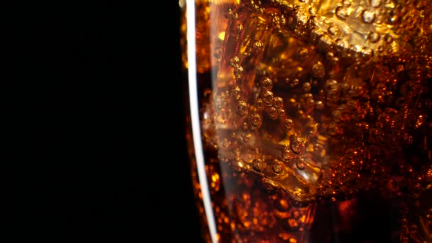 Cola met ijs achtergrond. Groot glas koude Cola met ijs kubussen close-up. 4k — Stockvideo