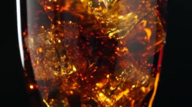Buz döndürme Cola. Büyük bir bardak soğuk kola ile buz küpleri yakın çekim.