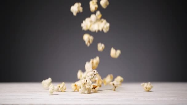 Popcorn op tafel — Stockvideo