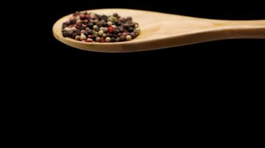 Ahşap kaşıkta farklı biber.