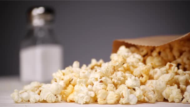 Popcorn på bordet — Stockvideo