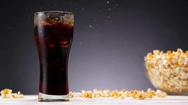 Cola im Glas und Popcorn — Stockvideo