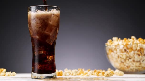 杯子里的可乐和爆米花 — 图库视频影像