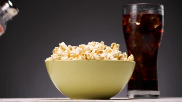Popcorn und Cola auf dem Tisch — Stockvideo
