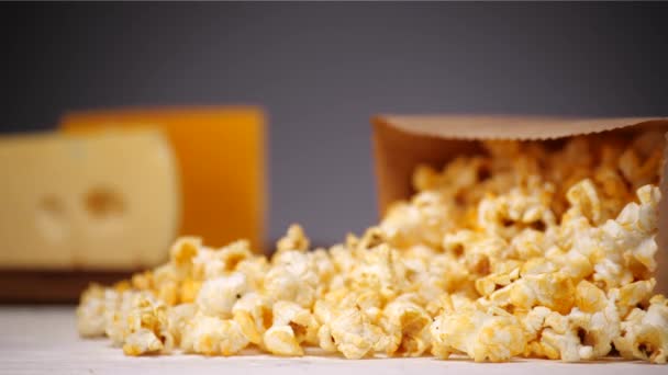 Popcorn sul tavolo — Video Stock