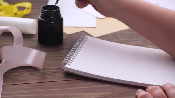 Mano scrive con una penna — Video Stock