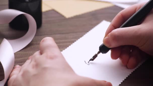 La mano escribe con una pluma — Vídeo de stock