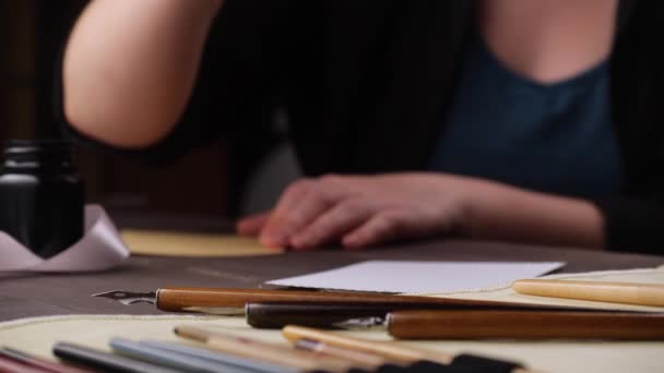 La mano escribe con una pluma — Vídeos de Stock