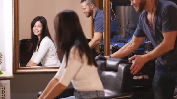 Un salon de coiffure — Video