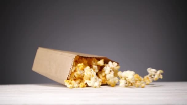 Popcorn op tafel — Stockvideo