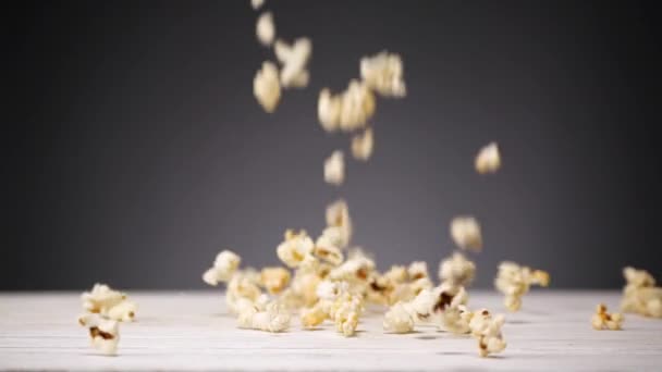 Popcorn op tafel — Stockvideo