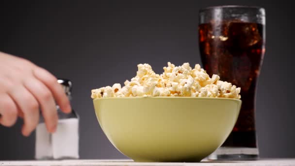 Popcorn i cola na stole — Wideo stockowe