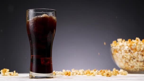 Kóla üvegben és popcorn — Stock videók