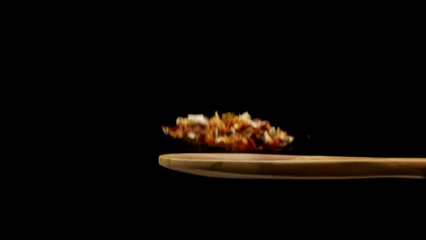Verschillende specerijen in houten lepel — Stockvideo