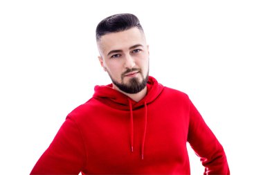 Beyaz arka planda poz veren kırmızı günlük elbiseli yakışıklı bir adam.