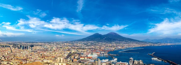 Napoli e Monte Vesúvio na Itália — Fotografia de Stock