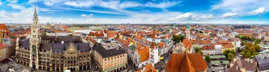 Marienplatz belediye binası üzerinde havadan görünümü