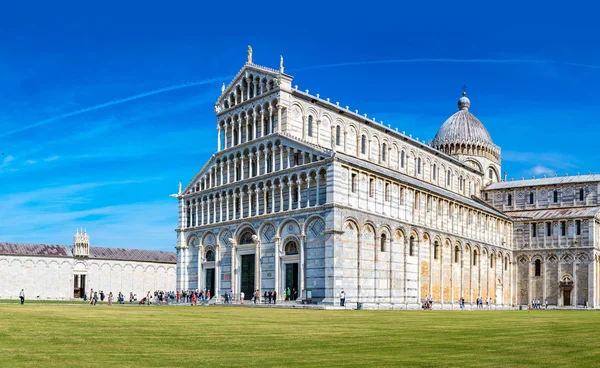 Leaning tower ve Pisa cathedral — Stok fotoğraf