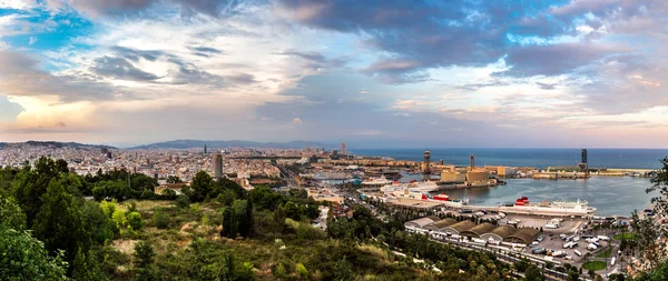 Barcelona e porto em Espanha — Fotografia de Stock