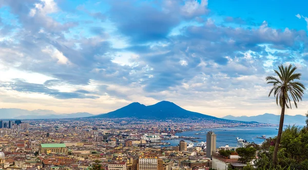 Napoli  and mount Vesuvius in  Italy — Stock Photo, Image