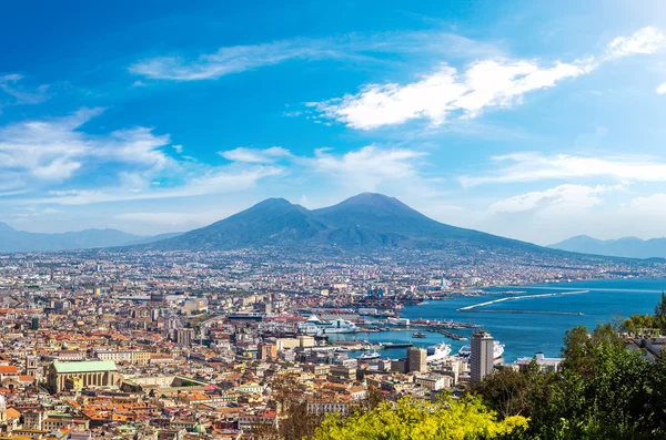 Napels en de Vesuvius in Italië — Stockfoto