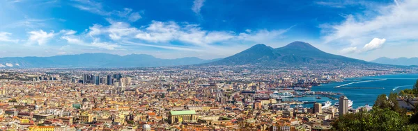 Napels en de Vesuvius in Italië — Stockfoto