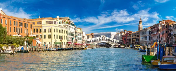 Gôndola na ponte Rialto em Veneza — Fotografia de Stock