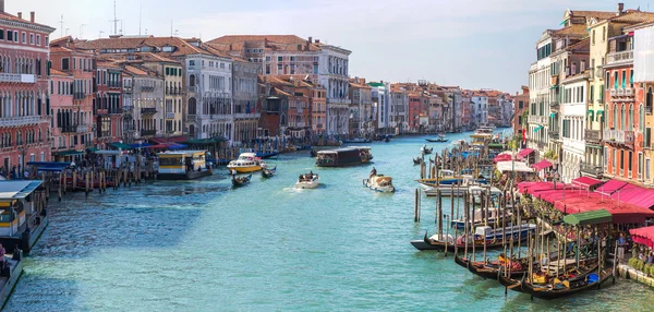 Gondol Venedik Canal Grande üzerinde