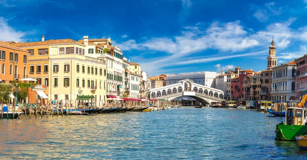 Góndola en el puente de Rialto en Venecia —  Fotos de Stock