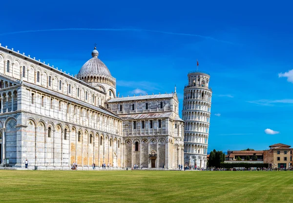 Lutande tornet och Pisa katedralen — Stockfoto