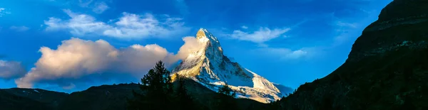 Маттергорн у швейцарських Альпах — стокове фото