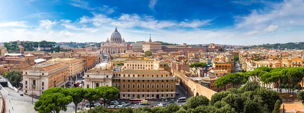 Rome en de basiliek van St. Peter in Vaticaan — Stockfoto