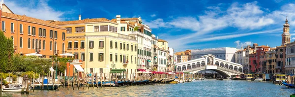 Gondel auf der Rialtobrücke in Venedig — Stockfoto