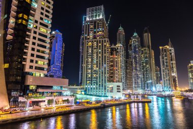 Dubai Yat Limanı bir yaz gece