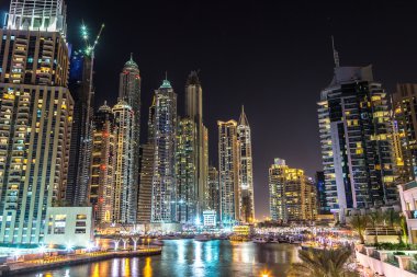 Dubai Yat Limanı bir yaz gece