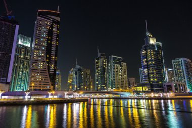 Dubai Yat Limanı bir yaz gece