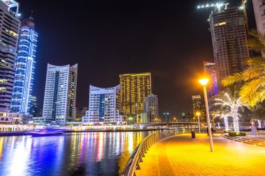 Dubai Yat Limanı bir yaz gece