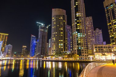 Dubai Yat Limanı bir yaz gece