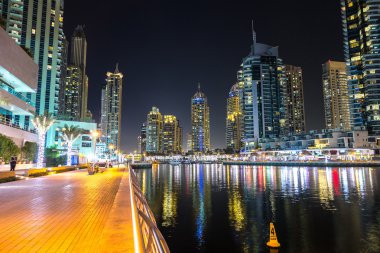 Dubai Yat Limanı bir yaz gece